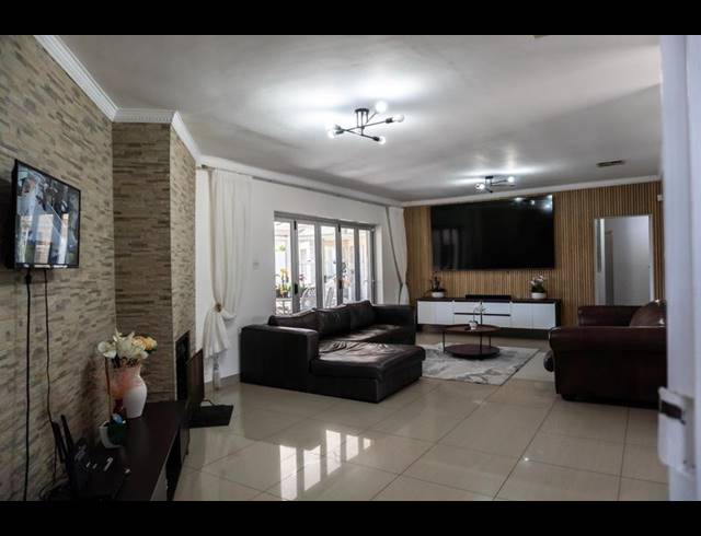 6 BEDROOM HOUSE FOR SALE IN PLATTEKLOOF